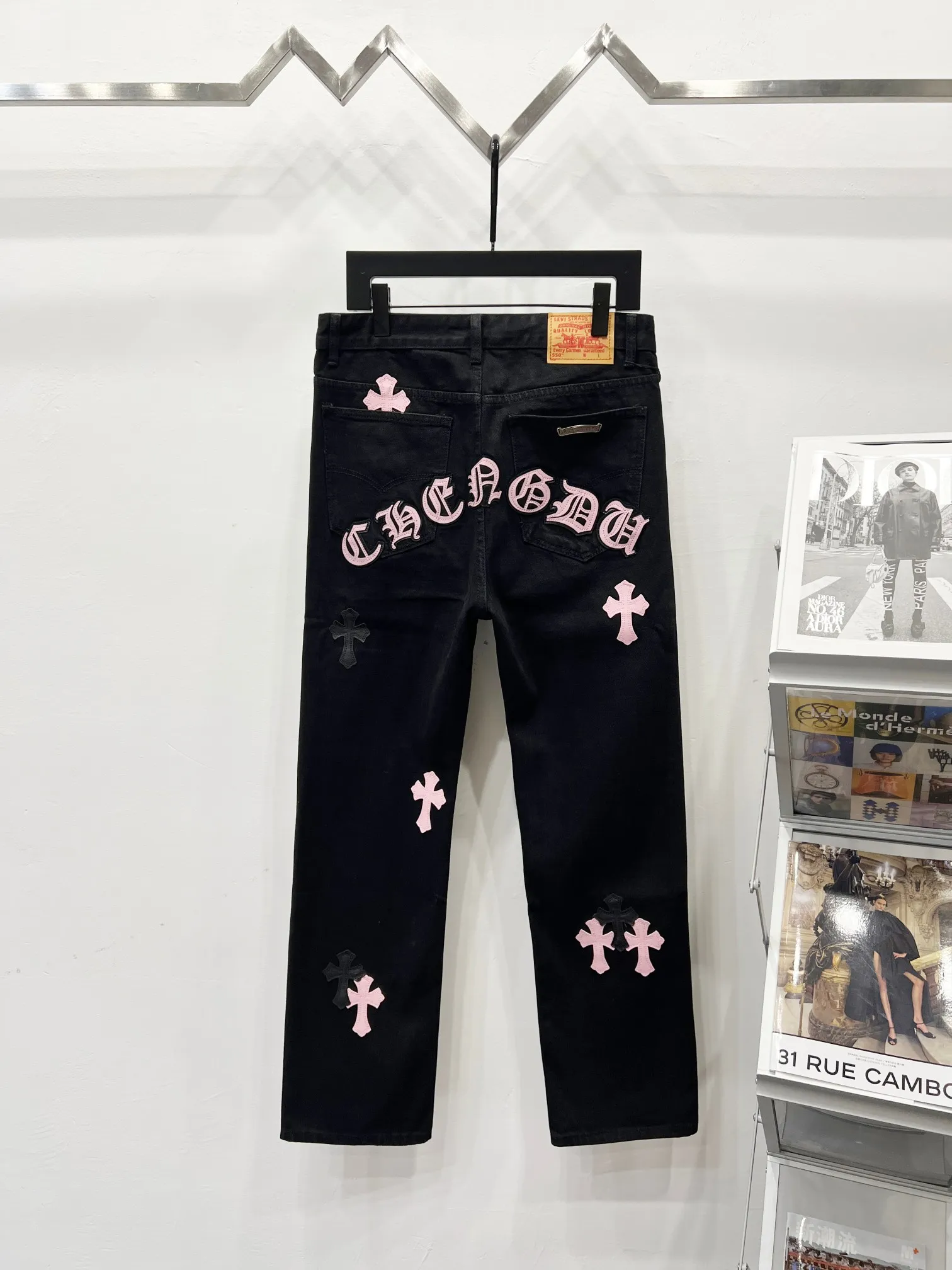 P260 Style number: (K660) Style number: (K550) Chrome Hearts & Chrome Hearts CH city limited series Sanskrit cross patch patchwork leather jeans require finished products to be washed and then disassembled and hand-stitched with sheepskin cross leather and then spliced ​​together to complete the process. The whole process is too complicated to explain. The texture can be seen in the hand, and it looks good. The styles with different washed textures are very friendly to people with thin legs and thick legs. The straight version is very flattering to the leg shape. The moderate length is timeless and can be matched easily and casually. It is the basic styling foundation for various styles and is a must-have in the wardrobe! The fabric is stiff but also makes the upper body soft without losing texture. The washing process is even more perfect. It is a must-have item for everyone! ! ! Washed wheat, hang tag, pants label, three labels are complete, the upper body effect is particularly stiff and stylish, super stylish, same style for men and women - Color: orange and orange Size: 28 30 32 34